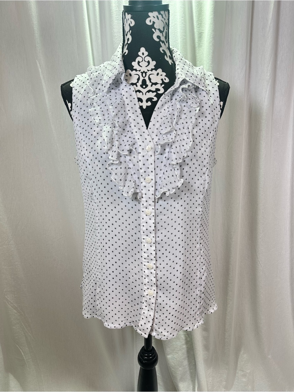 Covington White Sleeveless Button-Down Blouse with Black Polka Dots